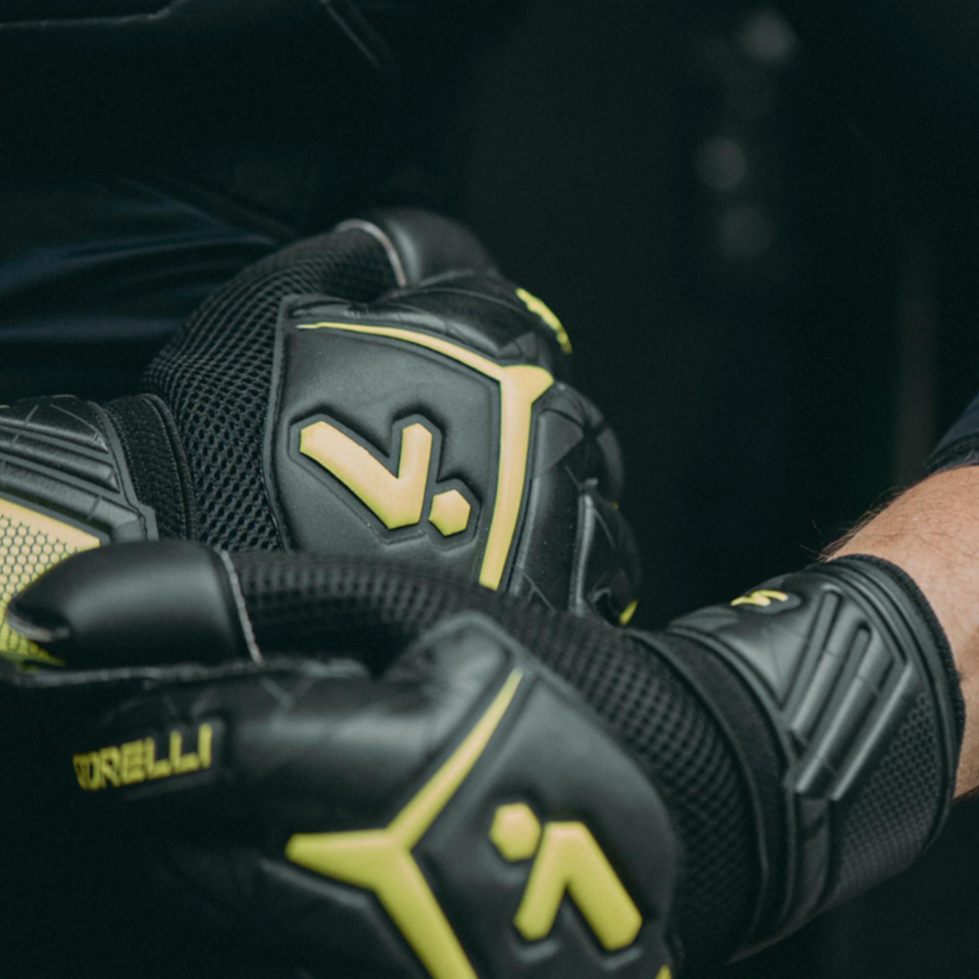 Goalkeeper Gloves Gladiator Elite v3 by Storelli - ITASPORT